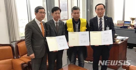 【평택=뉴시스】 정숭환 기자 =사진 왼쪽부터 김학용 위원장, 김창한 삼성전자 전무, 김봉오 안성시 원곡면 송전선로대책위원장, 김종화 한전 경인건설본부장.[ (사진 =김학용 국회의원 패이스북 캡쳐)