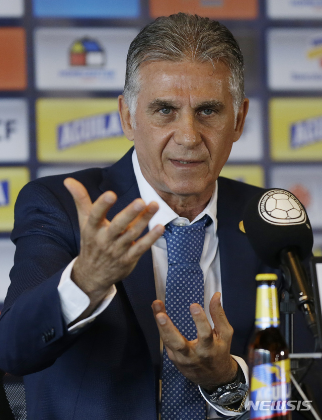【보고타=AP/뉴시스】카를로스 케이로스 콜롬비아 축구대표팀 감독이 11일(현지시간) 콜롬비아 보고타에서 기자회견을 열고 26일 한국과의 평가전 출전 선수 명단을 발표하고 있다.&nbsp; 이번 발표된 명단에는 하메스 로드리게스(바이에른 뮌헨), 라다멜 팔카오(AS 모나코), 예리 미나(에버튼), 다빈손 산체스(토트넘), 다비드 오스피나(나폴리) 등 최정예 선수들이 포함됐다.&nbsp; 2011년부터 이란 대표팀을 이끌던 케이로스 감독은 지난 2019 아시안컵 준결승을 끝으로 콜롬비아 국가대표 감독으로 자리를 옮겼다. 2019.03.12. 