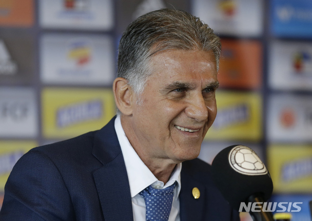 【보고타=AP/뉴시스】카를로스 케이로스 콜롬비아 축구대표팀 감독이 11일(현지시간) 콜롬비아 보고타에서 기자회견을 열고 26일 한국과의 평가전 출전 선수 명단을 발표하고 있다. 이번 발표된 명단에는 하메스 로드리게스(바이에른 뮌헨), 라다멜 팔카오(AS 모나코), 예리 미나(에버튼), 다빈손 산체스(토트넘), 다비드 오스피나(나폴리) 등 최정예 선수들이 포함됐다. 2011년부터 이란 대표팀을 이끌던 케이로스 감독은 지난 2019 아시안컵 준결승을 끝으로 콜롬비아 국가대표 감독으로 자리를 옮겼다. 2019.03.12.