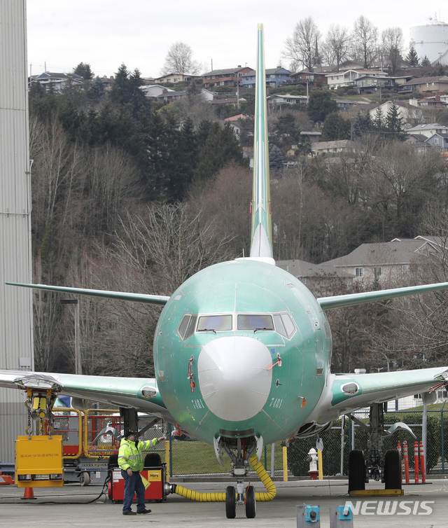 【렌턴(미국)=AP/뉴시스】11일(현지시간) 미 워싱턴주 렌턴 소재 보잉사 조립공장에서 한 근무자가 보잉 737 맥스 8 항공기를 살피고 있다. 최근 5개월 사이 두 번의 추락 참사를 낸 보잉 737 Max 8의 안전성 논란에 운항을 중단하는 각국 항공사들이 늘어나고 있는 가운데 미 항공 당국은 여전히 '안전하게 비행할 수 있는 기종'이라는 입장을 밝혔다. 2019.03.12.