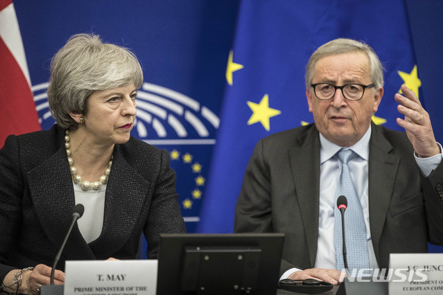【스트라스부르(프랑스)=AP/뉴시스】테리사 메이 영국 총리(왼쪽)와 장-클로드 융커 유럽연합(EU) 집행위원장이 11일(현지시간) 프랑스 스트라스부르에서 브렉시트 합의안 개정을 위한 막바지 협상을 마친 뒤 가진 공동기자회견에서 기자들에게 개정 내용에 대해 설명하고 있다. 영국과 EU는 영국 의회의 브렉시트 합의안 승인을 가로막은 장애 요인을 극복할 타협에 성공했다고 이들은 밝혔다. 2019.3.12