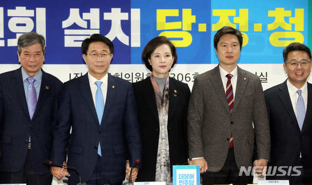 【서울=뉴시스】박영태 기자 = 12일 오전 서울 영등포구 여의도 국회 의원회관에서 열린 국가교육위원회 설치 당정청 협의에서 조정식 정책위의장, 유은혜 사회부총리 겸 교육부장관 등 참석자들이 기념촬영을 하고 있다. 왼쪽부터 김진경 국가교육회의 의장, 조정식 정책위의장, 유은혜 사회부총리 겸 교육부장관, 김해영 최고위원, 이철희 의원. 2019.03.12.since1999@newsis.com
