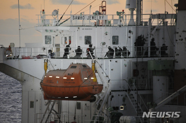 [서울=뉴시스]사진은 2011년 아덴만 여명작전 모습. 2019.03.12. (사진=해군 제공) photo@newsis.com