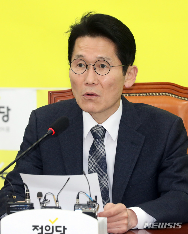 【서울=뉴시스】박영태 기자 = 12일 오전 서울 영등포구 여의도 국회에서 열린 정의당 의원총회에서 윤소하 원내대표가 발언하고 있다. 2019.03.12. since1999@newsis.com