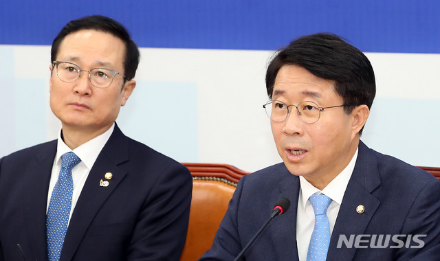 【서울=뉴시스】이종철 기자&nbsp; = 12일 서울 여의도 국회에서 열린 더불어민민주당 원내대책회의에서 조정식 정책위의장이 모두발언을 하고 있다. 2019.03.12.jc4321@newsis.com