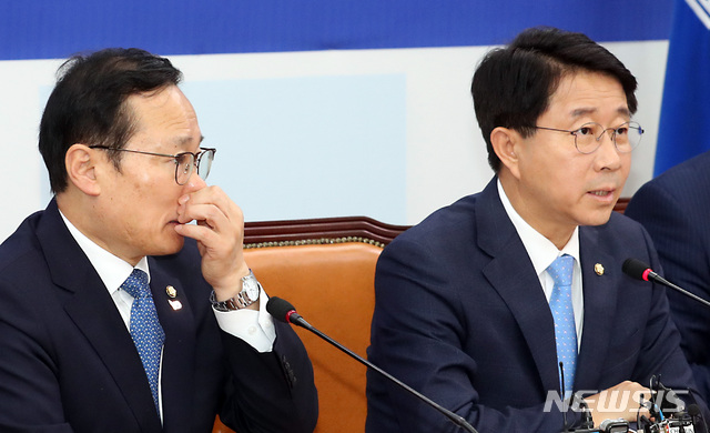 【서울=뉴시스】이종철 기자&nbsp; = 12일 서울 여의도 국회에서 열린 더불어민민주당 원내대책회의에서 조정식 정책위의장이 모두발언을 하고 있다. 2019.03.12.jc4321@newsis.com