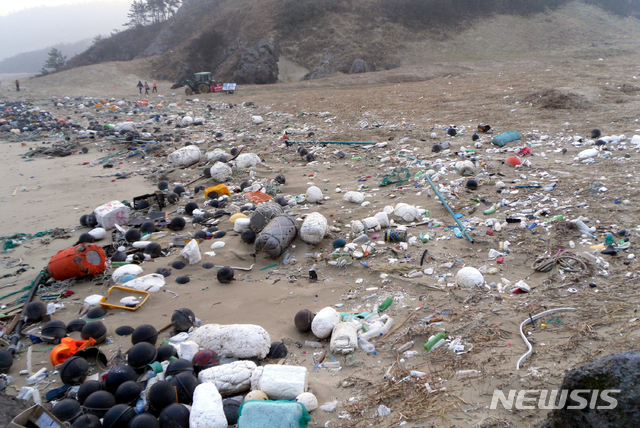 [신안=뉴시스] 계절풍의 영향으로 전남 신안 해안가를 뒤덮은 해양쓰레기. 2019.03.12. (사진=신안군 제공) photo@newsis.com