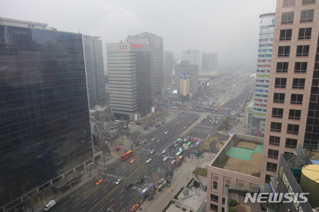 【서울=뉴시스】배훈식 기자 = 서울과 경기 남부, 강원 영서, 충북 등 전국 곳곳의 미세먼지 농도가 나쁨 수준을 보인 12일 오전 서울 중구 한국프레스센터에서 바라본 도심이 뿌옇게 흐려져 있다. 2019.03.12. dahora83@newsis.com