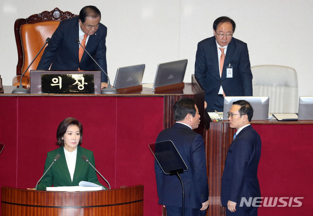【서울=뉴시스】홍효식 기자 = 자유한국당 나경원 원내대표가 12일 오전 서울 여의도 국회에서 열린 본회의에서 교섭단체 대표연설 도중 "대한민국 대통령이 김정은 수석대변인" 발언과 관련해 더불어민주당 홍영표(맨 오른쪽) 원내대표가 항의하고 있다. 2019.03.12.&nbsp; yesphoto@newsis.com