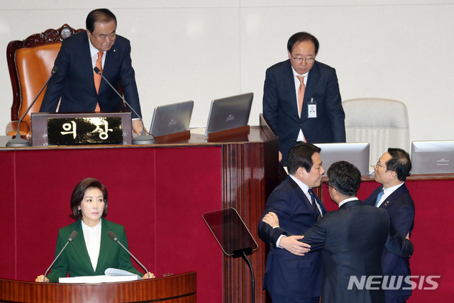 【서울=뉴시스】홍효식 기자 = 자유한국당 나경원 원내대표가 12일 오전 서울 여의도 국회에서 열린 본회의에서 교섭단체 대표연설 도중 "대한민국 대통령이 김정은 수석대변인" 발언과 관련해 더불어민주당 홍영표(맨 오른쪽) 원내대표가 항의하고 있다. 2019.03.12. yesphoto@newsis.com