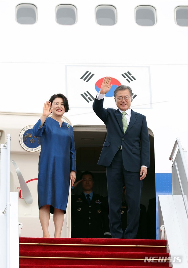 【반다르스리브가완(브루나이)=뉴시스】전신 기자 = 문재인 대통령과 부인 김정숙 여사가 브루나이 국빈 방문 일정을 마치고 12일 반다르스리브가완 브루나이 국제공항에서 말레이시아로 향하는 공군1호기에 올라 환송인사들에게 인사하고 있다. 2019.03.12. photo1006@newsis.com