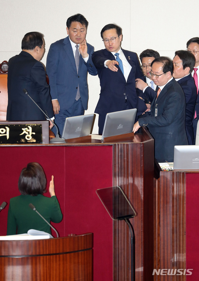 【서울=뉴시스】홍효식 기자 = 자유한국당 나경원 원내대표가 12일 오전 서울 여의도 국회에서 열린 본회의에서 교섭단체 대표연설 도중 "대한민국 대통령이 김정은 수석대변인" 발언과 관련해 더불어민주당 홍영표 원내대표가 자유한국당에게 항의하고 있다. 2019.03.12. yesphoto@newsis.com