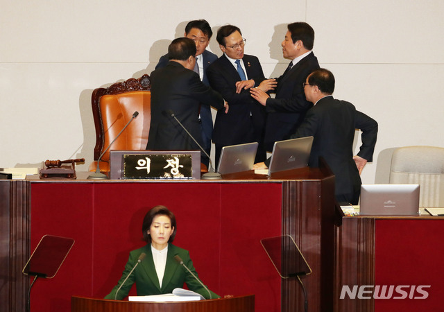 【서울=뉴시스】홍효식 기자 = 자유한국당 나경원 원내대표가 12일 오전 서울 여의도 국회에서 열린 본회의에서 교섭단체 대표연설 도중 "대한민국 대통령이 김정은 수석대변인" 발언과 관련해 더불어민주당 홍영표 원내대표가 자유한국당 정양석 원내수석부대표에게 항의하고 있다. 2019.03.12. yesphoto@newsis.com