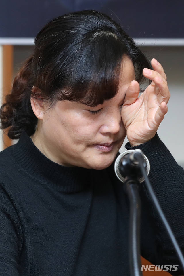 【서울=뉴시스】이윤청 수습기자 = 고 김용균씨의 어머니 김미숙씨가 지난 3월12일 오전 서울 프란치스코 교육회관에서 열린 '고 김용균 노동자 장례 후 한 달, 발전소 현장은 변했는가 기자 간담회'에서 눈물을 닦고 있다. 2019.03.12. radiohead@newsis.com