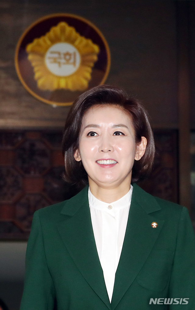 【서울=뉴시스】이종철 기자 = 자유한국당 나경원 원내대표가 12일 서울 여의도 국회에서 교섭단체 대표연설을 마치고 본회의장을 나서면서 미소짓고 있다. 2019.03.12. jc4321@newsis.com