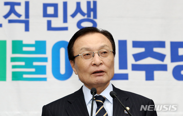 【서울=뉴시스】이종철 기자 = 자유한국당 나경원 원내대표의 교섭단체 대표연설을 두고 12일 서울 여의도 국회에서 열린 민주당 긴급의총에서 이해찬 대표가 한국당 나경원 원내대표를 성토하고 있다. 2019.03.12. jc4321@newsis.com