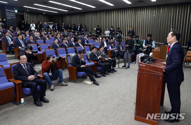 【서울=뉴시스】이종철 기자  = 자유한국당 나경원 원내대표의 교섭단체 대표연설을 두고 12일 서울 여의도 국회에서 열린 민주당 긴급의총에서 홍영표 원내대표가 한국당 나경원 원내대표를 성토하고 있다. 2019.03.12.jc4321@newsis.com