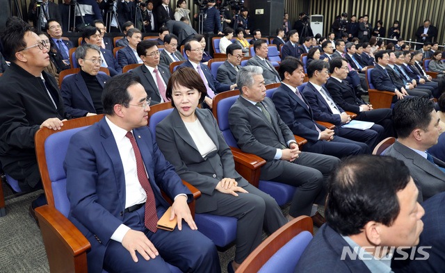 【서울=뉴시스】이종철 기자  = 자유한국당 나경원 원내대표의 교섭단체 대표연설을 두고 12일 서울 여의도 국회에서 열린 민주당 긴급의총에서 의원들이 심각한 모습을 하고 있다. 2019.03.12.jc4321@newsis.com