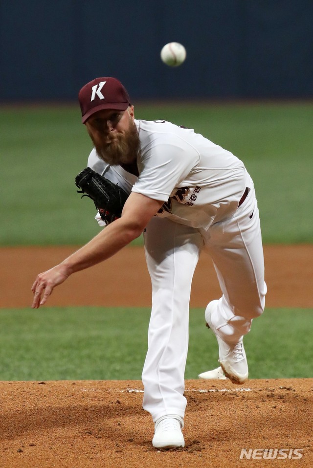 【서울=뉴시스】 고범준 기자 = 12일 오후 서울 구로구 고척스카이돔에서 열린 2019 KBO리그 키움 히어로즈와 LG 트윈스의 시범경기, 키움 선발 요키시가 역투하고 있다. 2019.03.12.&nbsp; bjko@newsis.com