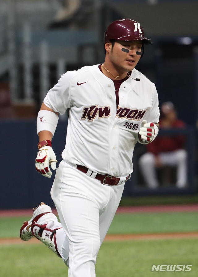 【서울=뉴시스】 고범준 기자 = 12일 오후 서울 구로구 고척스카이돔에서 열린 2019 KBO리그 키움 히어로즈와 LG 트윈스의 시범경기, 4회말 무사 주자없는 상황 키움 박병호가 좌전 안타를 치고 있다. 2019.03.12.&nbsp;&nbsp; bjko@newsis.com