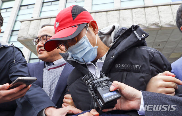 【서울=뉴시스】최진석 기자 = 투자 사기 의혹을 받고 있는 가상화폐업체 코인업 강석정 대표가 12일 오후 서울 수서경찰에서 영장실질심사를 받기 위해 나오고 있다. 2019.03.12. myjs@newsis.com