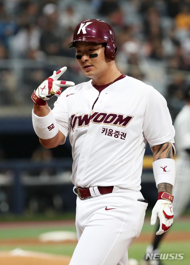 【서울=뉴시스】 고범준 기자 = 12일 오후 서울 구로구 고척스카이돔에서 열린 2019 KBO리그 키움 히어로즈와 LG 트윈스의 시범경기, 4회말 무사 주자없는 상황 키움 박병호가 좌전 안타를 치고 브이를 그리고 있다. 2019.03.12.&nbsp;&nbsp; bjko@newsis.com