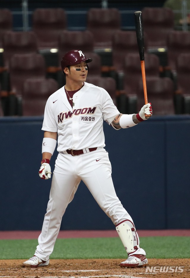 【서울=뉴시스】 고범준 기자 = 12일 오후 서울 구로구 고척스카이돔에서 열린 2019 KBO리그 키움 히어로즈와 LG 트윈스의 시범경기, 4회말 무사 주자없는 상황 키움 박병호가 타격 준비를 하고 있다. 2019.03.12. bjko@newsis.com