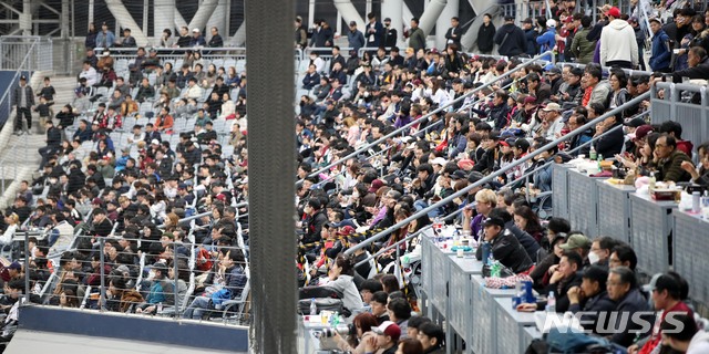 【서울=뉴시스】 고범준 기자 = 12일 오후 서울 구로구 고척스카이돔에서 열린 2019 KBO리그 키움 히어로즈와 LG 트윈스의 시범경기, 관중들이 선수들의 모습을 지켜보고 있다. 2019.03.12. bjko@newsis.com