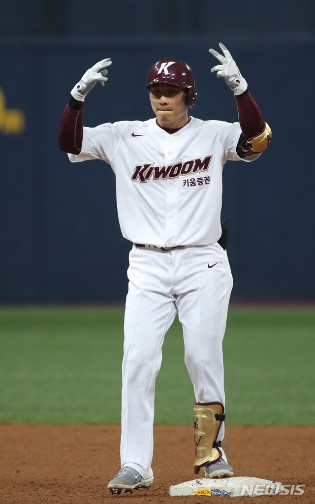 【서울=뉴시스】 고범준 기자 = 12일 오후 서울 구로구 고척스카이돔에서 열린 2019 KBO리그 키움 히어로즈와 LG 트윈스의 시범경기, 4회말 1사 1,2루 키움 김하성이 우중간 2루타를 치고 세리머니 하고 있다. 2019.03.12. bjko@newsis.com