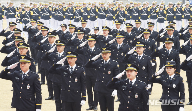 [아산=뉴시스] 함형서 기자 = 지난 2019년 3월12일 충남 아산 경찰대학 연병장에서 경찰대학생·간부후보생 합동임용식이 진행되는 모습. 2019.03.12.foodwork23@newsis.com