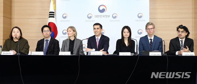 【서울=뉴시스】이영환 기자 = 12일 오후 서울 종로구 정부서울청사 합동브리핑룸에서 '2019년 IMF 연례협의 IMF 미션단 주관 언론브리핑'이 진행되고 있다.선우아정(왼쪽부터) IMF측 통역사, 이동렬 아태국 연구원, 시그니 코로그스트럽(Signe Krogstrup) 조사국 국장 자문관, 넥메틴 타르한 페이지오글루(Necmettin Tarhan Feyzioglu) 한국 미션단장, 루이 수(Rui Xu), 닐스 제이코브 한센(Niels-Jakob Hansen), 소랍 라피크(Sohrab Rafiq) 아태국 연구원. 2019.03.12. 20hwan@newsis.com