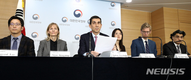 【서울=뉴시스】이영환 기자 = 12일 오후 서울 종로구 정부서울청사 합동브리핑룸에서 '2019년 IMF 연례협의 IMF 미션단 주관 언론브리핑'이 진행되고 있다.이동렬(왼쪽부터) 아태국 연구원, 시그니 코로그스트럽(Signe Krogstrup) 조사국 국장 자문관, 넥메틴 타르한 페이지오글루(Necmettin Tarhan Feyzioglu) 한국 미션단장, 루이 수(Rui Xu), 닐스 제이코브 한센(Niels-Jakob Hansen), 소랍 라피크(Sohrab Rafiq) 아태국 연구원. 2019.03.12. 20hwan@newsis.com