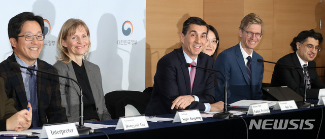 【서울=뉴시스】이영환 기자 = 12일 오후 서울 종로구 정부서울청사 합동브리핑룸에서 열린 '2019년 IMF 연례협의 IMF 미션단 주관 언론브리핑'에서 넥메틴 타르한 페이지오글루(Necmettin Tarhan Feyzioglu) 한국 미션단장 등이 취재진을 바라보고 있다.이동렬(왼쪽부터) 아태국 연구원, 시그니 코로그스트럽(Signe Krogstrup) 조사국 국장 자문관, 넥메틴 타르한 페이지오글루(Necmettin Tarhan Feyzioglu) 한국 미션단장, 루이 수(Rui Xu), 닐스 제이코브 한센(Niels-Jakob Hansen), 소랍 라피크(Sohrab Rafiq) 아태국 연구원. 2019.03.12. 20hwan@newsis.com