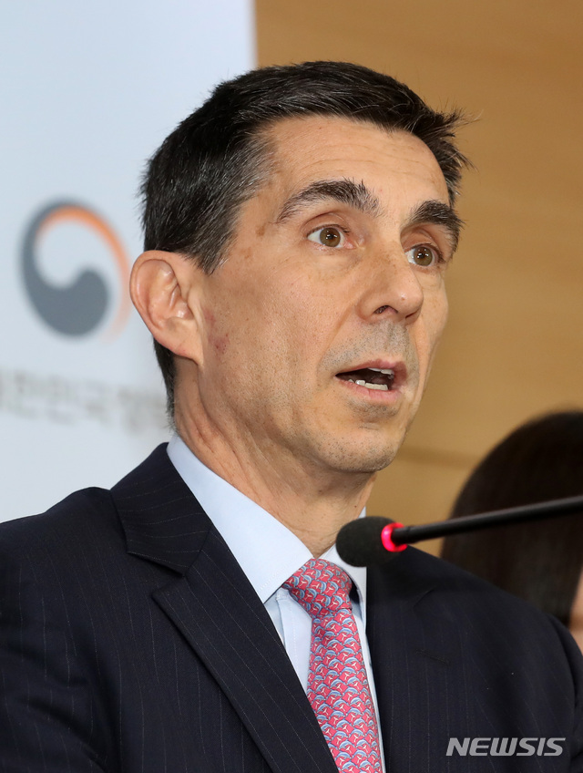 【서울=뉴시스】이영환 기자 =&nbsp; 넥메틴 타르한 페이지오글루(Necmettin Tarhan Feyzioglu) 한국 미션단장이 12일 오후 서울 종로구 정부서울청사 합동브리핑룸에서 '2019년 IMF 연례협의 IMF 미션단 주관 언론브리핑'을 하고 있다. 2019.03.12. 20hwan@newsis.com