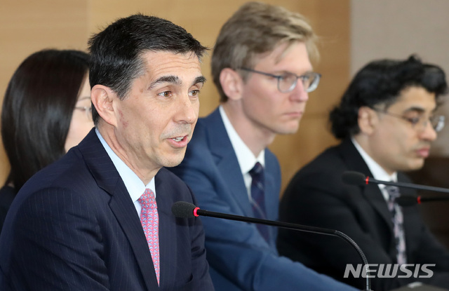 【서울=뉴시스】이영환 기자 =&nbsp; 넥메틴 타르한 페이지오글루(Necmettin Tarhan Feyzioglu) 한국 미션단장이 12일 오후 서울 종로구 정부서울청사 합동브리핑룸에서 '2019년 IMF 연례협의 IMF 미션단 주관 언론브리핑'을 하고 있다. 2019.03.12. 20hwan@newsis.com