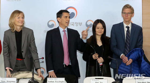 【서울=뉴시스】이영환 기자 = 넥메틴 타르한 페이지오글루(Necmettin Tarhan Feyzioglu) 한국 미션단장이 12일 오후 서울 종로구 정부서울청사 합동브리핑룸에서 열린 '2019년 IMF 연례협의 IMF 미션단 주관 언론브리핑'에 참석하고 있다.왼쪽부터 시그니 코로그스트럽(Signe Krogstrup) 조사국 국장 자문관, 넥메틴 타르한 페이지오글루(Necmettin Tarhan Feyzioglu) 한국 미션단장, 루이 수(Rui Xu), 닐스 제이코브 한센(Niels-Jakob Hansen) 아태국 연구원. 2019.03.12. 20hwan@newsis.com