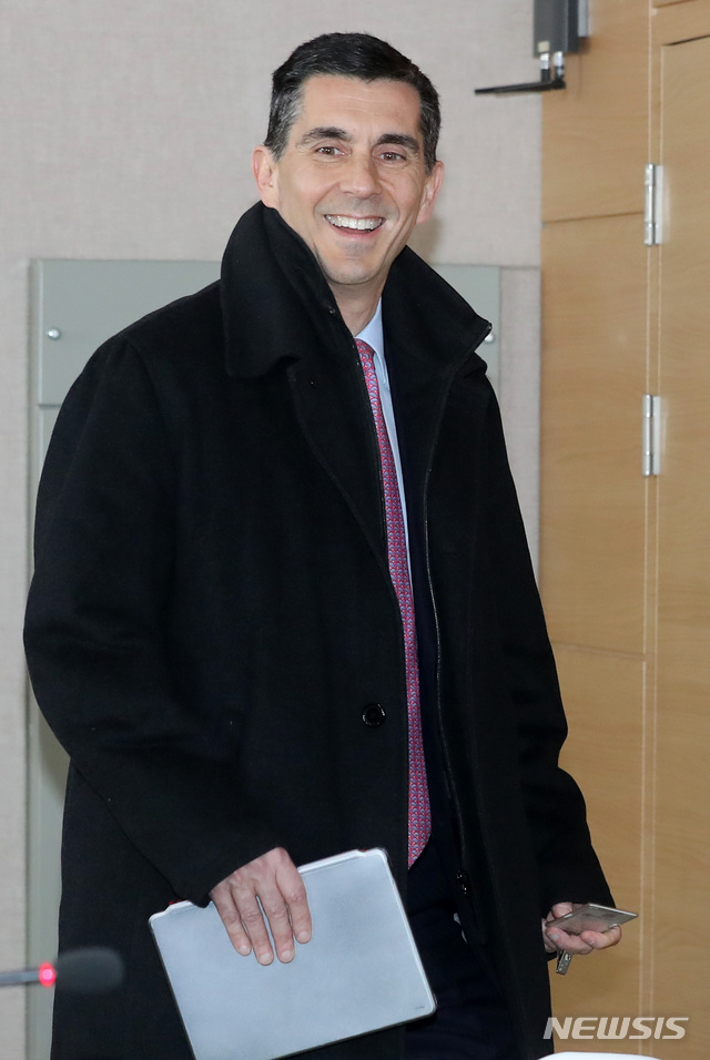 【서울=뉴시스】이영환 기자 = 넥메틴 타르한 페이지오글루(Necmettin Tarhan Feyzioglu) 한국 미션단장이 12일 오후 서울 종로구 정부서울청사 합동브리핑룸에서 열린 '2019년 IMF 연례협의 IMF 미션단 주관 언론브리핑'에 참석 하고 있다. 2019.03.12. 20hwan@newsis.com