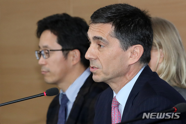 【서울=뉴시스】이영환 기자 = 넥메틴 타르한 페이지오글루(Necmettin Tarhan Feyzioglu) 한국 미션단장이 12일 오후 서울 종로구 정부서울청사 합동브리핑룸에서 '2019년 IMF 연례협의 IMF 미션단 주관 언론브리핑'을 하고 있다. 2019.03.12.&nbsp; 20hwan@newsis.com