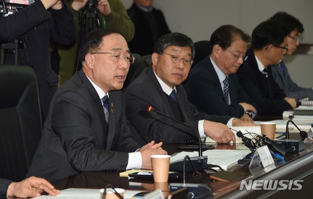 【서울=뉴시스】홍남기 부총리 겸 기획재정부 장관이 12일 세종시 세종국책연구단지 연구지원동에서 열린 '연구기관장 간담회'에서 모두발언을 하고 있다. 2019.03.12. (사진=기획재정부 제공) photo@newsis.com