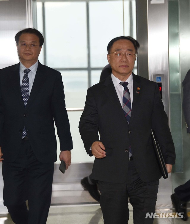 【서울=뉴시스】홍남기 부총리 겸 기획재정부 장관이 12일 세종시 세종국책연구단지 연구지원동에서 열린 '연구기관장 간담회'에 참석하고 있다. 2019.03.12. (사진=기획재정부 제공)&nbsp; photo@newsis.com