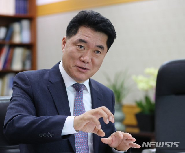 【서울=뉴시스】 전진환 기자 = 박준희 관악구청장이 11일 오후 서울 관악구청장실에서 뉴시스통신사와 인터뷰를 하고 있다. 2019.03.13.&nbsp; amin2@newsis.com