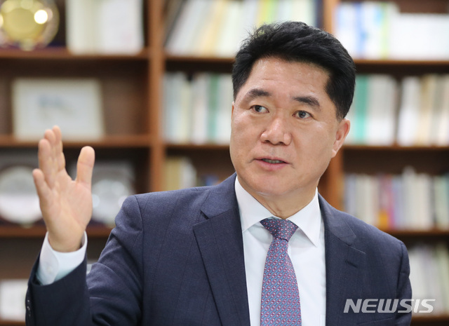 【서울=뉴시스】 전진환 기자 = 박준희 관악구청장이 11일 오후 서울 관악구청장실에서 뉴시스통신사와 인터뷰를 하고 있다. 2019.03.13.&nbsp; amin2@newsis.com