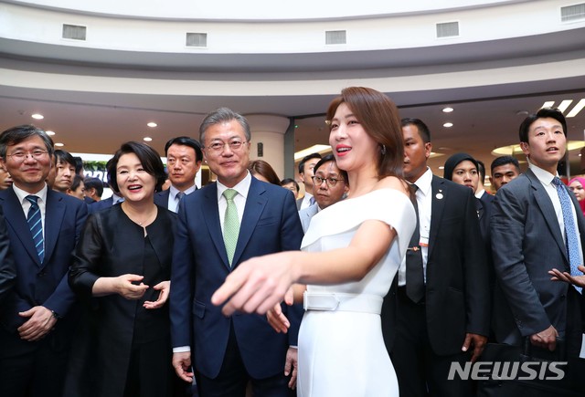 【쿠알라룸푸르(말레이시아)=뉴시스】전신 기자 = 말레이시아를 국빈 방문한 문재인 대통령이 12일 쿠알라룸푸르 원우타마 쇼핑몰에서 열린 한-말레이시아 한류-할랄 전시회 한류존에서 배우 하지원의 설명을 듣고 있다. 2019.03.12. photo1006@newsis.com