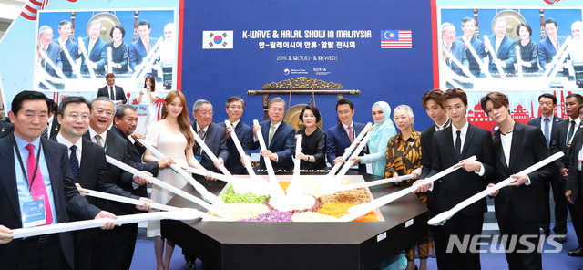 【쿠알라룸푸르(말레이시아)=뉴시스】전신 기자 = 말레이시아를 국빈 방문한 문재인 대통령과 부인 김정숙 여사가 12일 쿠알라룸푸르 원우타마 쇼핑몰에서 열린 한-말레이시아 한류-할랄 전시회를 둘러본 후 우호교류 행사에서 할랄 비빔밥 퍼포먼스를 하고 있다. 2019.03.12. photo1006@newsis.com