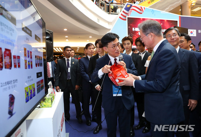 【쿠알라룸푸르(말레이시아)=뉴시스】전신 기자 = 말레이시아를 국빈 방문한 문재인 대통령이 12일 쿠알라룸푸르 원우타마 쇼핑몰에서 열린 한-말레이시아 한류-할랄 전시회에서 신세계푸드 대박라면 성열기 대표이사의 설명을 듣고 있다. 2019.03.12. photo1006@newsis.com