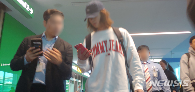 【인천공항=뉴시스】홍찬선 기자 = 카카오톡 단체대화방을 통해 불법 촬영한 성관계 동영상을 유포했다는 의혹이 제기된 가수 정준영이 해외일정을 중단하고 12일 오후 인천공항을 통해 귀국하고 있다. 2019.03.12. mania@newsis.com