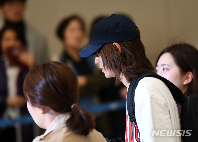 【인천공항=뉴시스】전진환 기자 = 카카오톡 단체대화방을 통해 불법 촬영한 성관계 동영상을 유포했다는 의혹이 제기된 가수 정준영이 해외일정을 중단하고 12일 오후 인천공항을 통해 귀국하고 있다. 2019.03.12. photo@newsis.com