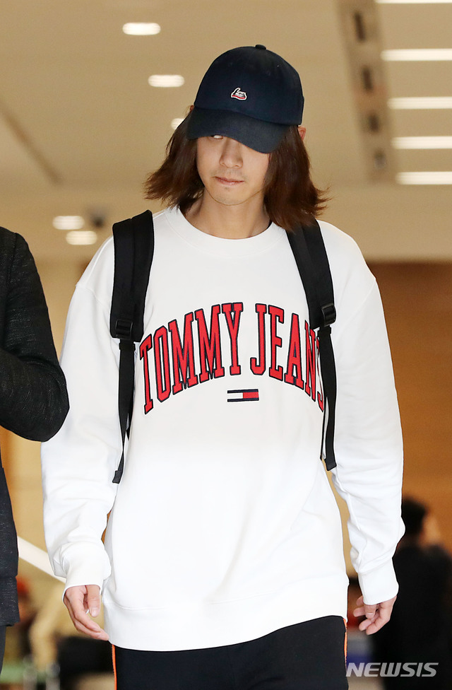 【인천공항=뉴시스】전진환 기자 =카카오톡 단체대화방을 통해 불법 촬영한 성관계 동영상을 유포했다는 의혹이 제기된 가수 정준영이 12일 오후 인천국제공항 제2여객터미널을 통해 귀국하고 있다. 2019.03.12. photo@newsis.com