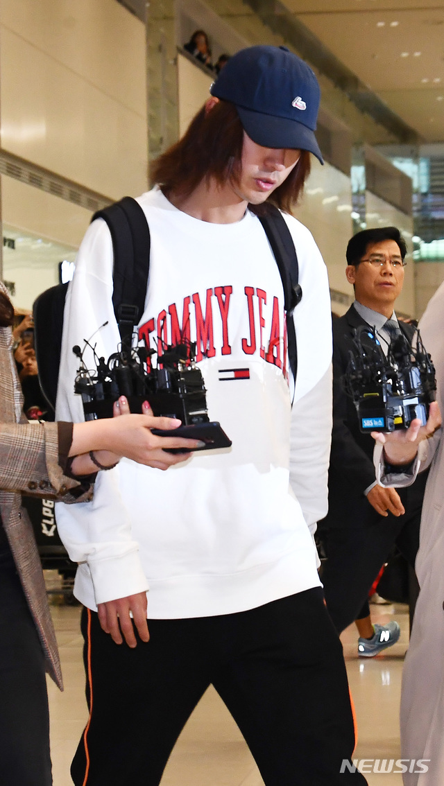 【인천공항=뉴시스】 전진환 기자 = 12일 가수 정준영이 성관계 영상을 불법으로 찍고 유포한 혐의를 받는 가운데 안천공항을 통해 귀국하고 있다. 2019.03.12. photo@newsis.com