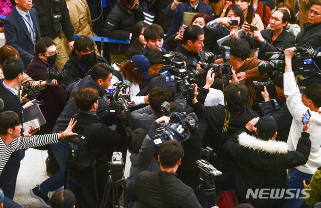 【인천공항=뉴시스】전진환 기자 = 카카오톡 단체대화방을 통해 불법 촬영한 성관계 동영상을 유포했다는 의혹이 제기된 가수 정준영이 해외일정을 중단하고 12일 오후 인천공항을 통해 귀국하고 있다. 2019.03.12.  photo@newsis.com